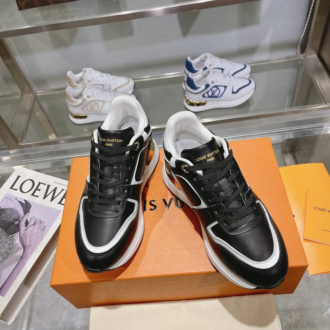 [L Family] P: 760💰Size 35-42 for women, 39-46 for men, (41.42 for women, 45.46 for men, customized) .LV Donkey Brand 🔥🔥LOUIS VUITTON Louis Vuitton's official website synchronizes the 2025 autumn and winter couple's models, which are now on the market, this Neo Run Away sneakers are inspired by running shoes, integrating LV's iconic must-have shoes into the trend. This version is a 1:1 replica of the original version. It is made of two-tone calfskin to highlight its simple lines and unique wedge outsole. Key details include the LV initials on the side and an engraved gold heel stabilizer on the back plus a 2cm hidden insole.